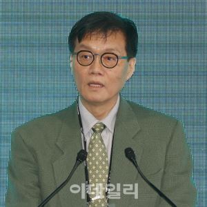 李대통령 환율 발언에 이창용 “현재 수준 높아, 조정 여지 크다”