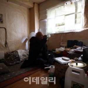 [포토]빛도 들어오지 않아 더 추운 쪽방촌                                                                                                                                                                 