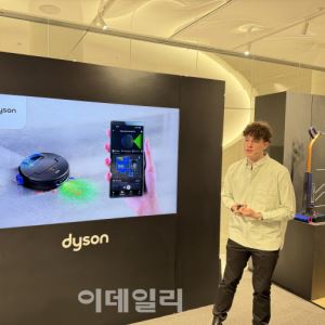 다이슨, 차세대 AI 로청 공개…"AI가 알아서 청소 조절"