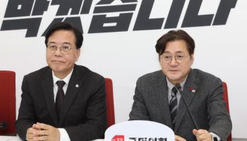 '발언하는 홍익표 정무수석'