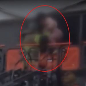 "문 꽉 닫아"…불길 속 세 딸 향해 외벽 탄 어머니, 그 순간 재조명