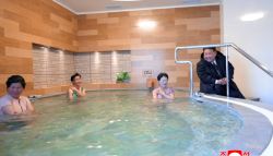 김정은 물고기 수조라더니…여탕서 '활짝' 웃은 이유