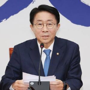 '이해찬 전 총리 위중'…조정식 특보 베트남 급파, 靑과 현지 소통
