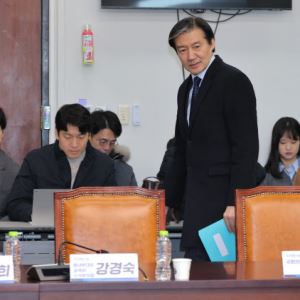조국 “독자적 DNA 보전이 우선”… 민주당 합당 제안에 ‘신중론’