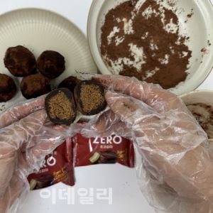 "두쫀쿠 하나에 1만원, 말 되나"…초코파이로 직접 만들어봤다[먹어보고서]
