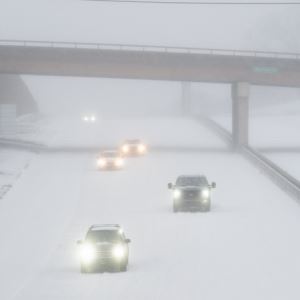 美전역서 '역대 최악' 눈폭풍…정전·항공편 취소에 사재기까지