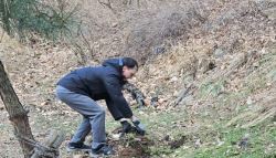 “강추위에 한국인들은 쳐다만 봐”…산 속 쓰레기 홀로 치운 외국인