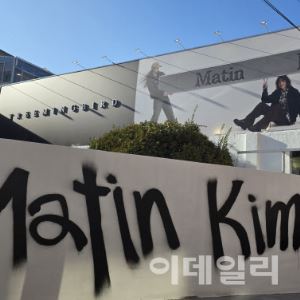 성수에도 깃발 꽂은 마뗑킴, '감도 높은' 콘텐츠 모았다[르포]