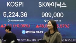 코스피, 0.6% 올라 '21세기 최고 월수익률'…코스닥, 차익실현 1%대↓[마감]