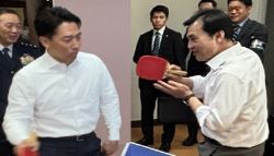 드럼 치더니 탁구…한일 국방장관, 넥타이 풀고 ‘라켓 외교'