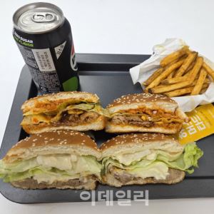 한 입에 “싸이버거 시킬걸”…맘스터치 ‘패티 없는’ 불고기버거[먹어보고서]