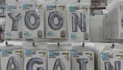 다이소 매장서 '윤 어게인' 풍선 인증…영업 방해 vs 표현의 자유