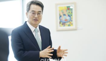 첫 '내돈내산' 그림처럼…"도민의 발 씻겨드리는 마음으로"