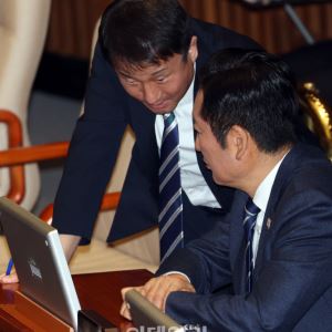 [포토]'본회의장에서 논의하는 정청래-한병도'                                                                                                                                                   