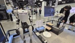 “벌써 한 대 팔려” 이마트 휴머노이드 매장…로봇 세상 현실로[르포]