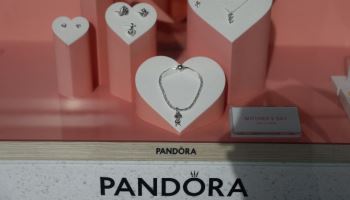 은값 급등에 백금 도금 제품 출시하는 보석 브랜드