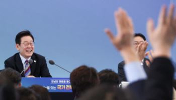 李대통령 “공공부문부터 최저 아닌 적정임금 지급”