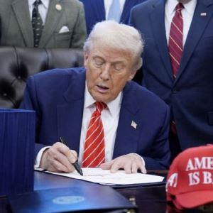 트럼프, 핵협상 재개일에 ‘이란 거래국가 추가관세’ 행정명령