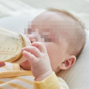 '술 마시러 가려고' 7개월에 젖병 물린 채 외출, 질식사...집유