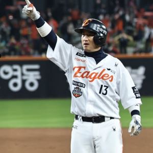 국가대표 포수 최재훈, 손가락 골절...WBC 대표팀 '비상'