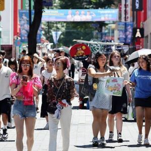 방한객 2000만 시대…유통가, '외국인 지갑'에 사활 건다