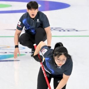 '뒤늦게 발동' 김선영-정영석, 컬링 믹스더블 5연패 뒤 3연승