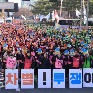 ‘명절 상여금, 기본급 100%’…학교 비정규직 임금 잠정합의