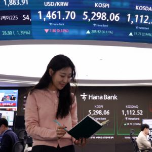 개미 4조가량 팔아치웠다…코스피, 5300선 문턱 마감
