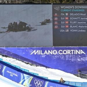 '스키 전설' 린지 본, 충격 사고…헬기 실려가며 끝난 도전