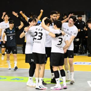 '레오+허수봉 37점 합작' 현대캐피탈, KB손보 꺾고 선두 탈환