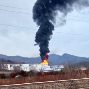 경북 경산서 송유관공사 옥외탱크 폭발…연소 확대 저지