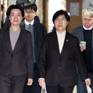 [포토] 브리핑실 향하는 정은경 복지부 장관-최은옥 교육부 차관                                                                                                                                            