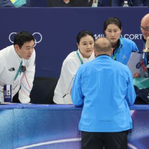 '美와 충돌’ 쇼트트랙 준결승 탈락에…100달러 들고 뛴 코치, 왜?