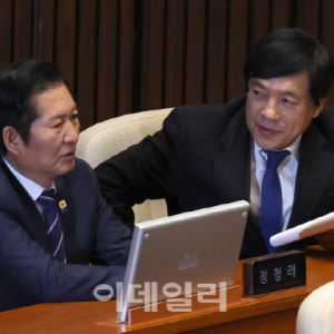 [포토]정청래-이성윤, '어떤 이야기 나누나?'                                                                                                                                                    