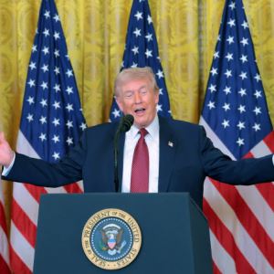 "트럼프, 1기때 서명한 USMCA 탈퇴도 검토"