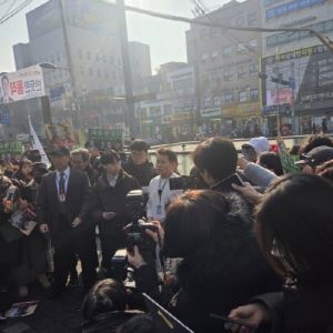 전한길, '李 명예훼손' 첫 소환…"난 법 없이도 산 사람"