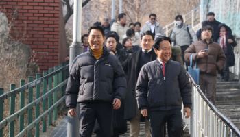 고지대 계단 이용하는 오세훈 시장