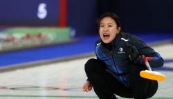 아쉽게 빗나간 역전 기회 여자 컬링, 미국에 4-8 석패