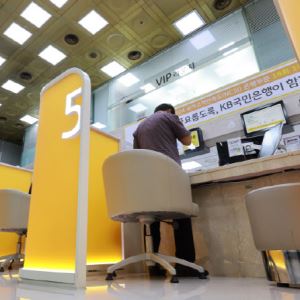 "소비 갉아먹는 '좀비 차주', DSR 규제 강화로 막아야"