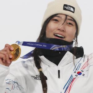 '두 번의 추락 넘어선 금메달' 최가온 "어디 하나 부러진줄 알았죠"