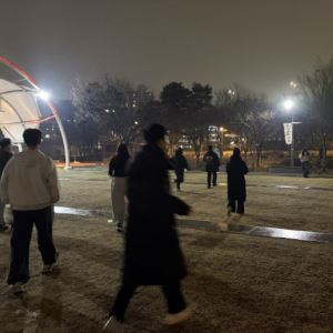 다 큰 어른들이 술래잡기를?…폰 놓고 뛰노는 청년들[르포]