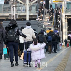 "자주 찾아봬야죠"…아쉬운 설 귀경길, 손에는 선물 가득