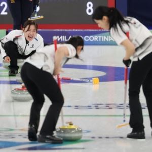 '4강이 보인다' 한국 여자컬링, 강호 스웨덴에 완승...5승 3패