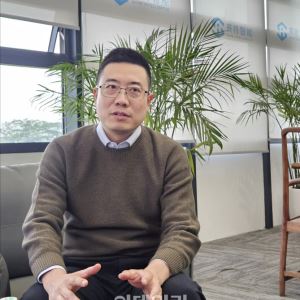 "청소로봇, 한시간 만에 하루치 일 '쓱싹'…AI, 물·전기같은 생활기반 시설될 것"