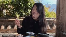 “너무 슬퍼서 다시 구독했다”…충주맨 향한 ‘오열 먹방'이 남긴 것