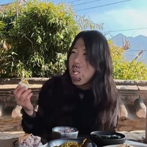 “너무 슬퍼서 다시 구독했다”…충주맨 향한 ‘오열 먹방’이 남긴 것