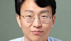 '저속노화' 정희원과 맞고소전 여성…스토킹 등 혐의 檢송치[only 이데일리]