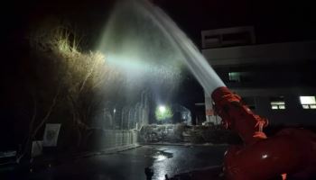 이틀째 계속되는 밀양 산불…소방, 대용량포방사시스템 투입 총력전