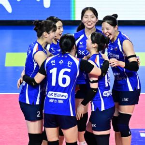 빅토리아까지 쓰러진 IBK, '중꺽마' 정신으로 페퍼 제압...4위 도약