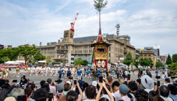 “관광객은 2배 내야”…교토시, 오버투어리즘에 결단